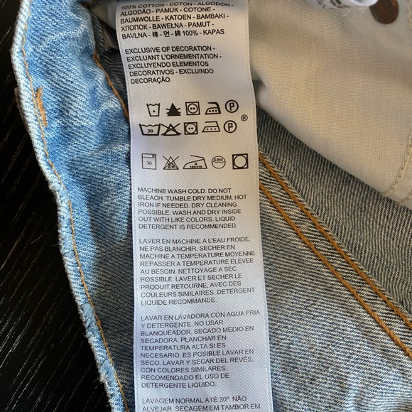 Levi’s iconic “the wedgie” shorts - Picture 8 of 8